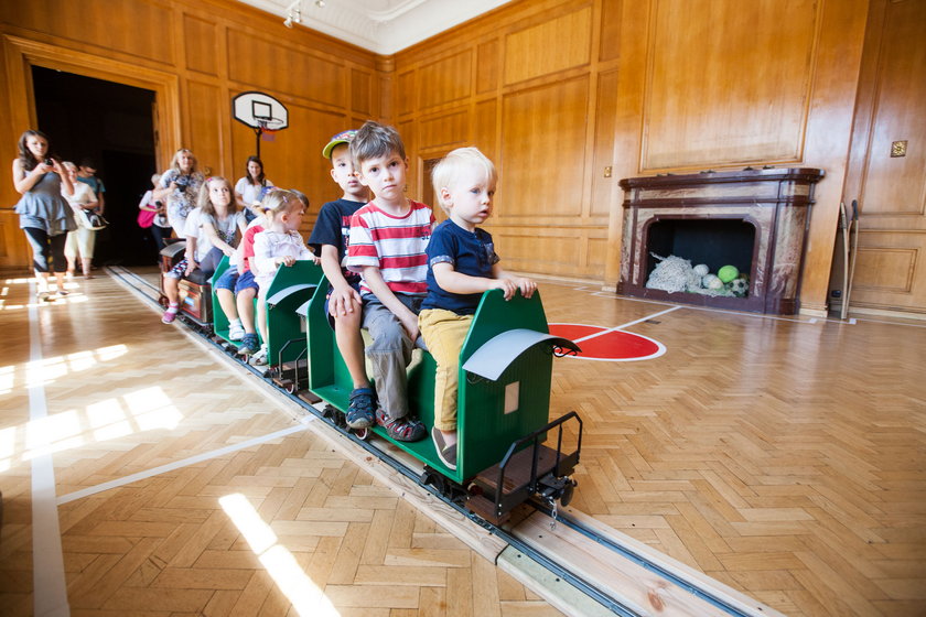Dzieci w miniaturowym pociągu