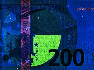 Zabezpieczenia nowego banknotu 200 euro widziane w świetle ultrafioletowym
