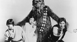 Carrie Fisher, Harrisson Ford, Mark Hamill i Peter Mayhew w 1977 roku