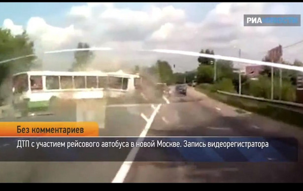 Katastrofa drogowa pod Moskwą. Autobus rozerwany na dwie części
