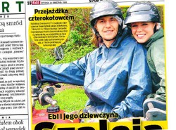 Ebi i jego dziewczyna szaleją po lesie