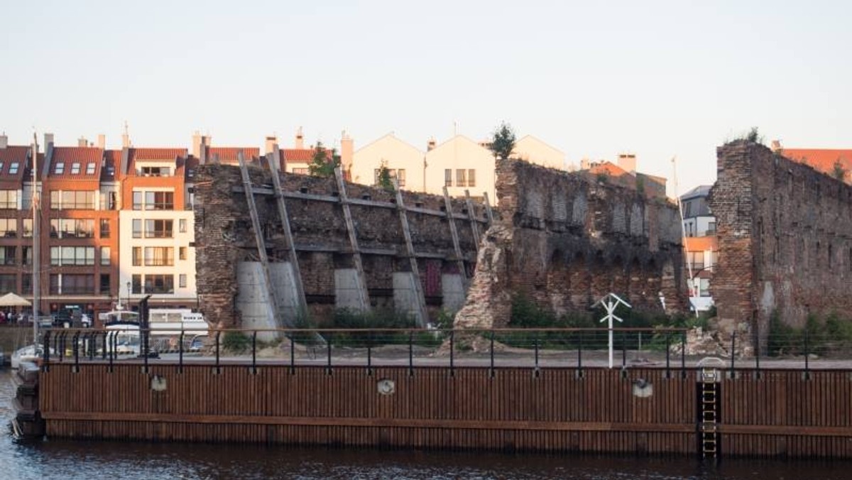 Kończą się prace modernizacyjne nabrzeża na gdańskiej Wyspie Spichrzów. Przez lata zaniedbany teren w sercu miasta ma szansę stać się nowym, ulubionym miejscem spacerowiczów. Urzędnicy liczą, że dzięki modernizacji terenem zainteresują się inwestorzy, którzy stworzą tu atrakcyjną ofertę dla mieszkańców i turystów.