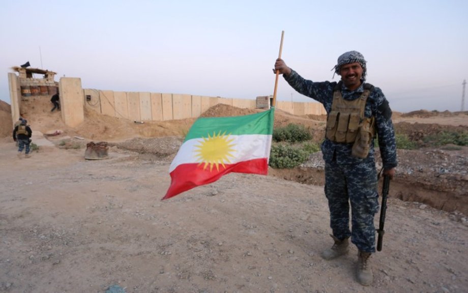 A member of Iraqi federal forces holds the Kurdish flag upside down in Kirkuk, Iraq on October 16, 2017.