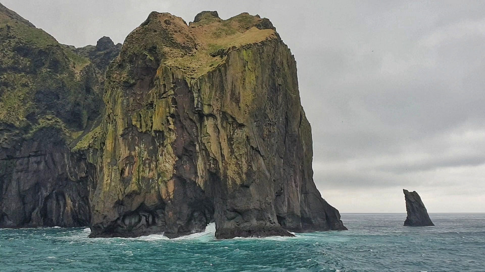 Widok z promu wiozącego pasażerów na archipelag Vestmannaeyjar 