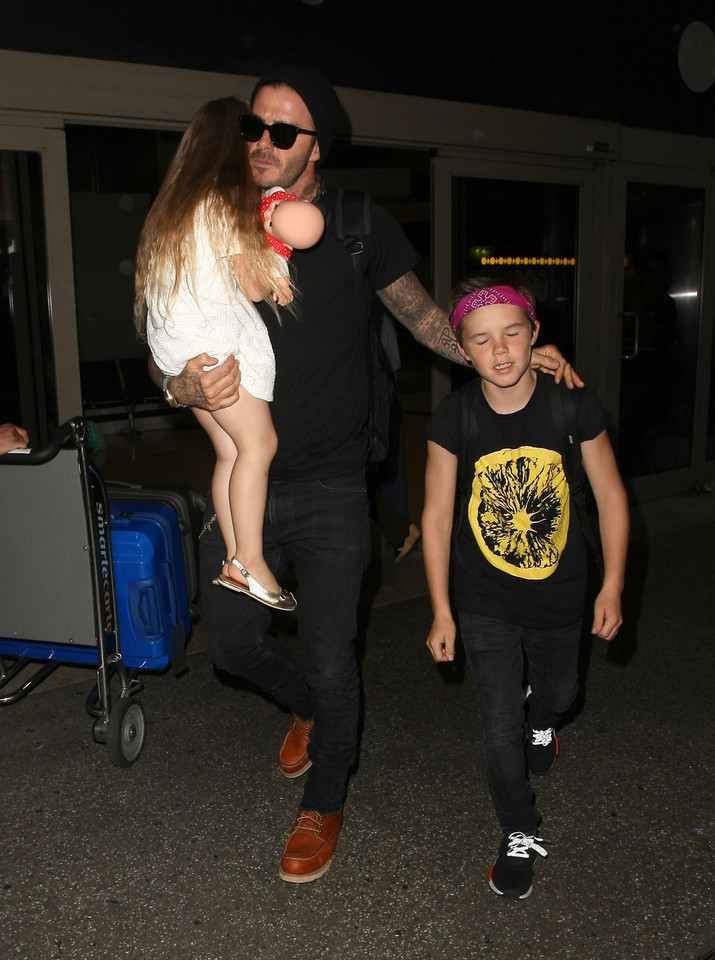 David Beckham z dziećmi na lotnisku. Ależ one wyrosły!