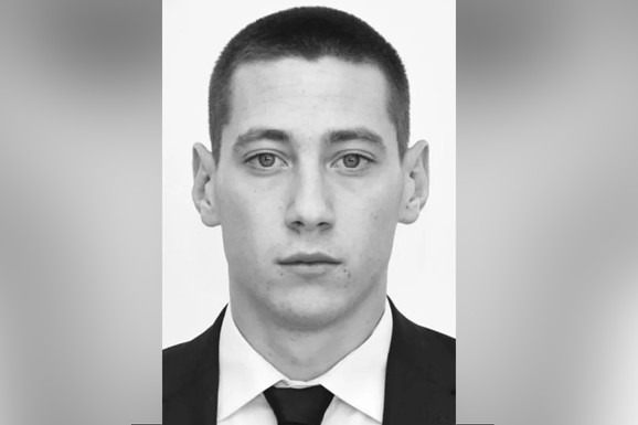 POLICAJAC MILAN (26) STRADAO U STRAVIČNOJ NESREĆI Još jedan pripadnik MUP povređen u sudaru kamiona i automobila, proglašen Dan žalosti u Drvaru