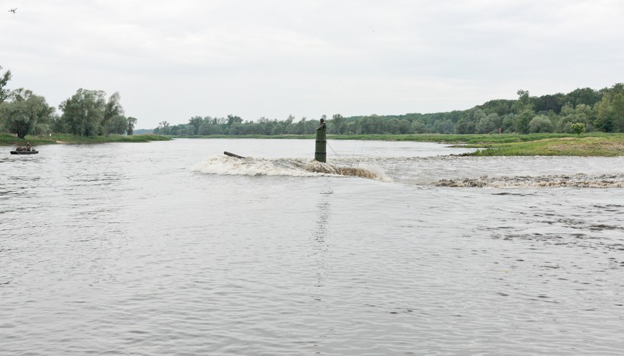 Biała Góra (woj. lubuskie), 06.06.2017. Żołnierze z jednostek 11. Lubuskiej Dywizji Kawalerii Pancernej podczas ćwiczeń z zakresu pokonania czołgami Leopard przeszkody wodnej - rzeki Odry, 6 bm. w Białej Górze. <br><br>
fot.  (zuz) PAP/Lech Muszyński