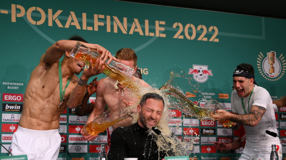 Piłkarze RB Leipzig przerwali konferencję prasową. Zafundowali trenerowi piwny prysznic