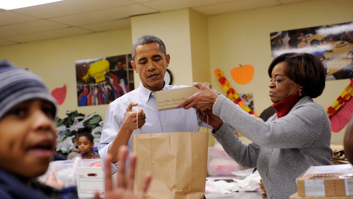 Amerykanie obchodzą Święto Dziękczynienia (Thanksgiving), zbierając się rodzinami na tradycyjnym obiedzie z pieczonym indykiem. Prezydent Barack Obama zaapelował w tym dniu o pomoc biednym i bezrobotnym.