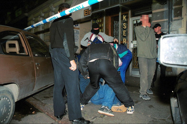 Wejście do pubu Hormon w Szczecinie. Policja spisuje świadków strzelaniny, w której rannych było sześć osób (30.08.2001)