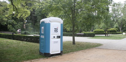 Niebieskie są zbyt krzykliwe! Radnemu nie podoba się kolor toalet