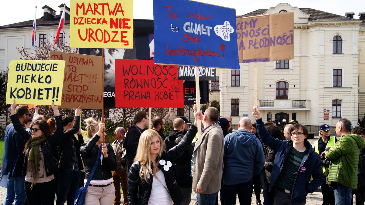 O godz. 14 w niedzielę rozpoczną się protesty Komitetu Obrony Demokracji w dwóch miastach Kujawsko-Pomorskiego: w Toruniu i Grudziądzu. Mają na celu zwrócenie uwagi na zagrożenie, jakie może za sobą nieść zmiana przepisów dotyczących przerywania ciąży.