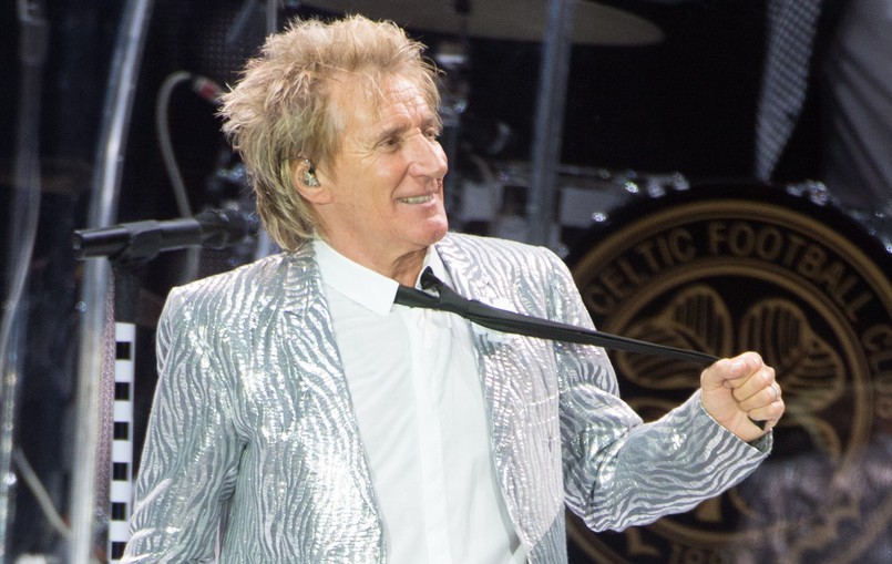 Słynny Szkot (który, co prawda, urodził się w Anglii) zaśpiewał w Łodzi w ramach trasy będącej podsumowaniem jego wieloletniej kariery – "Rod Stewart: The Hits". Podczas dwugodzinnego show ze znakomitą oprawą wizualną posiadacz słynnej chrypki zaprezentował swoje hity i sporą porcję coverów z albumów "The Great American Songbook". Wspominał ojca, wykopał ze sceny prawie 50 piłek (to na znak swej miłości do futbolu). A nade wszystko tryskał energią i humorem. "Podobno to była wspaniała piosenka... zanim jej nie zaśpiewałem" – żartował Rod Stewart przed wykonaniem utworu Etty James "I'd Rather Go Blind" i czarował publiczność. Bardzo skutecznie. I to już po raz kolejny, bowiem łódzki koncert Roda Stewarta był jego czwartą wizytą w Polsce. Do naszego kraju wokalista przyleciał razem z rodziną – towarzyszyła mu żona Penny Lancaster wraz z dwójką dzieci 10-letnim Alastairem Wallace'em i 5-letnim Aidenem Patrickiem. Rod Stewart jest jednym z najbardziej rozpoznawalnych artystów świata, ikoną muzyki rockowej. Weteran sceny w trakcie swojej dotychczasowej kariery artysta sprzedał ponad 250 milionów singli i płyt, został wprowadzony do Rock and Roll Hall of Fame i zaliczony do 100 najlepszych wokalistów wszech czasów.