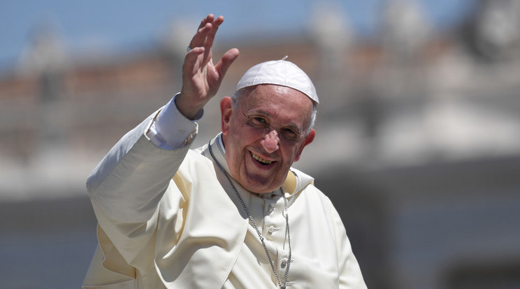 Döbbenet: ennyi zarándok regisztrált Ferenc pápa csíksomlyói miséjére /Fotó: AFP
