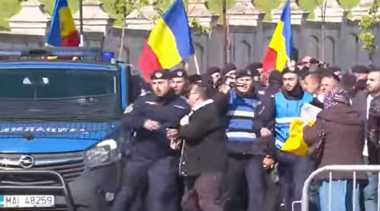 Szélsőségesek tüntettek saját álhíreik miatt Bukarestben / Fotó: Youtube
