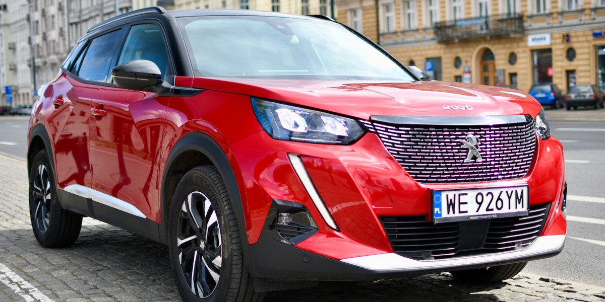 Peugeot 2008 to modny miejski samochód, którym z powodzeniem można wybrać się także w dłuższą powrót. Segment B-SUV to odpowiedź na modę, ale i potrzebę zachowania funkcjonalności na co dzień. 