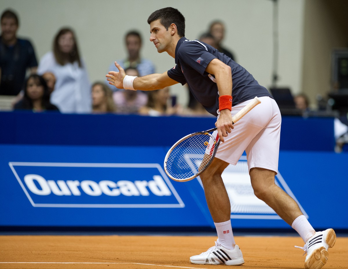 Djokovic doznał kontuzji przy... rozdawaniu autografów. WIDEO