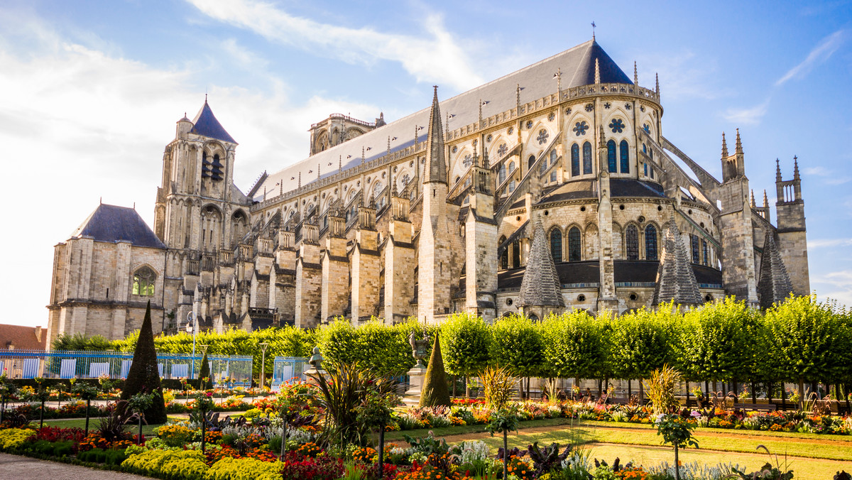 Katedra świętego Szczepana w Bourges (fr. Cathédrale Saint-Étienne de Bourges) jest najszerszą katedrą we Francji, wzniesioną w stylu gotyckim. Katedra jest kolejną budowlą sakralną Francji, która architektonicznie wzorowana jest na paryskiej Notre-Dame.