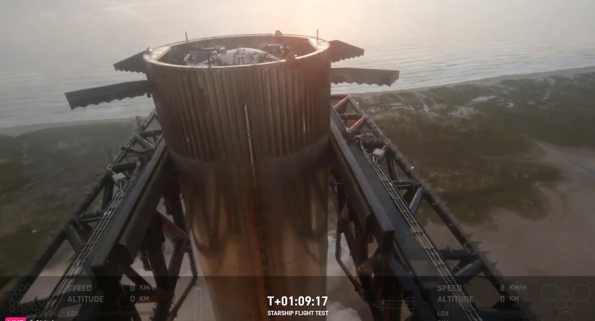 SpaceX v nedeľu podnikol piaty testovací let svojej kozmickej lode Starship a raketového nosiča Super Heavy.