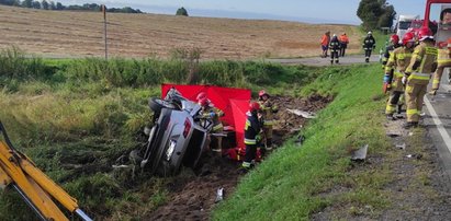 Tragedia w Ryńskich. Chłopiec siedział na trawie, a w aucie umierała jego mama