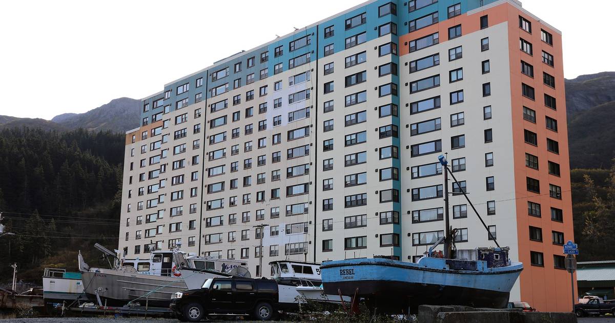 Całe miasto mieszka w jednym bloku. W środku sklep, urzędy, kościół czy szkoła