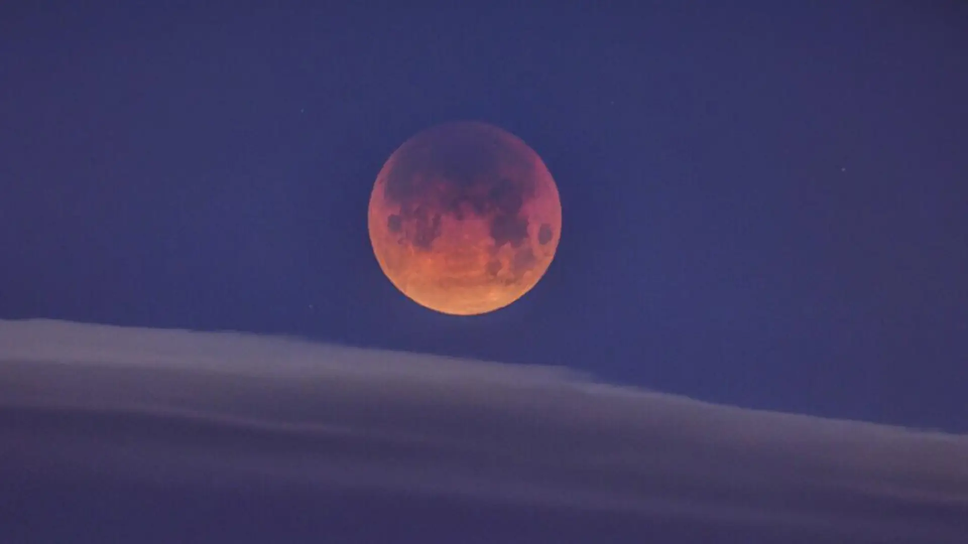 Internauci z całego świata dzielą się zdjęciami z "Super Blue Moon". Było co podziwiać