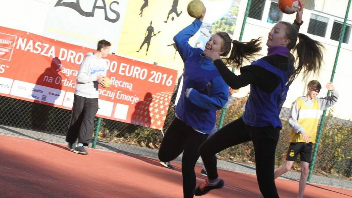 Ponad 3400 osób na 140 orlikach w całej Polsce wzięło udział w próbie bicia rekordu Guinnessa w największym treningu piłki ręcznej w wielu miejscach jednocześnie. Akcja zorganizowana została w ramach programu "Nasza Droga do Euro 2016".