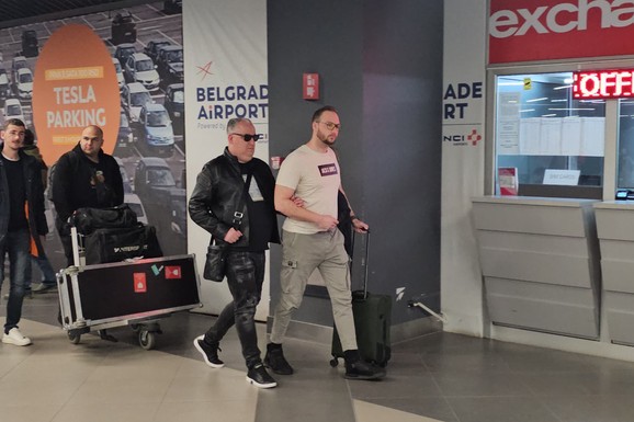 KAKVA NEPRIJATNOST! Naš pevač sedeo sa suprugom u restoranu kada im je prišla nepoznata žena: Njen zahtev šokirao pevača