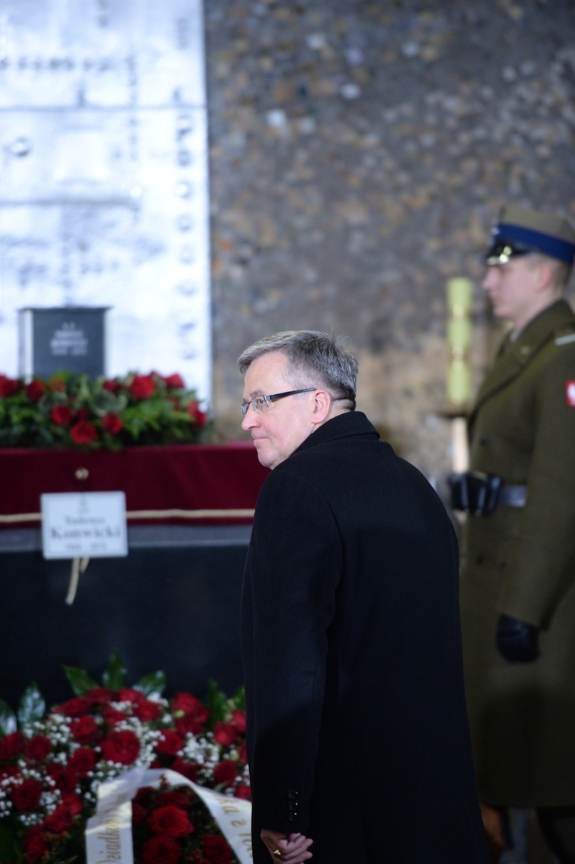 Bronisław Komorowski przypomniał, że Tadeusz Konwicki był tak jak całe jego pokolenie człowiekiem mocno doświadczonym przez historię, "człowiekiem w drodze jak całe jego pokolenie". Ale - jak podkreślił prezydent - warto pamiętać, że początkiem jego drogi było Wilno. Miasto wielu kultur i narodów, ale też miejsce wielkiej polskiej poezji...