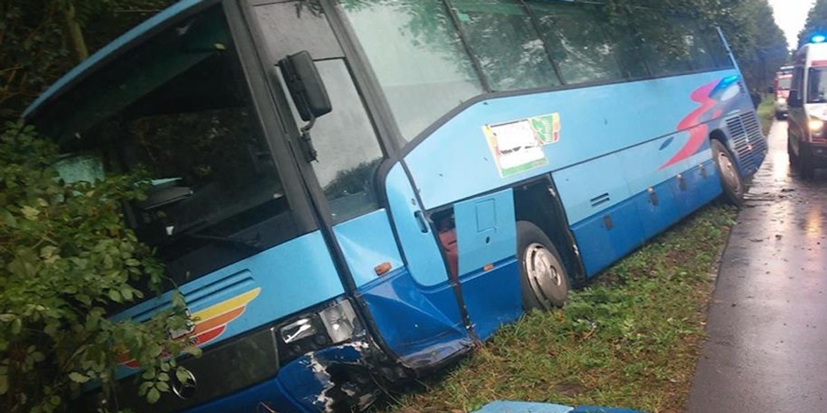 Czołowe zderzenie z autobusem