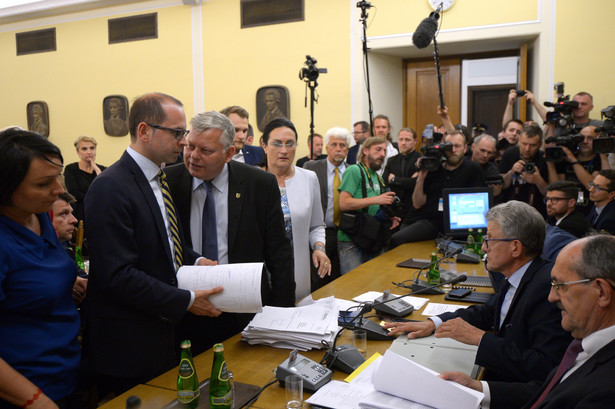 Opozycja przyjęła to okrzykami: "ORMO, ZOMO, cenzura", "Nie ma zgody na takie metody". "Wprowadzacie dyktaturę pana Kaczyńskiego" - m.in. takie słowa padły w sali obrad.