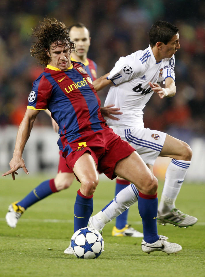 Carles Puyol (z lewej)