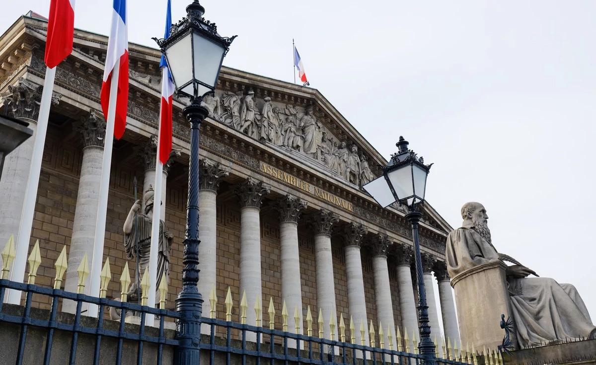 France.  Il y a une décision du Parlement concernant un vote de censure à l’égard du gouvernement