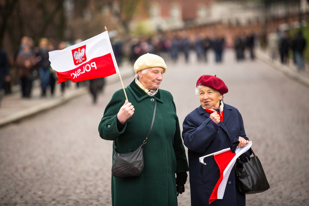 Większość Polaków twierdzi, że demokracja jest zagrożona [SONDAŻ]