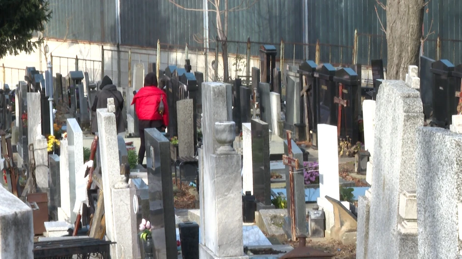 Devojke na grobu oca Luke Bojovića