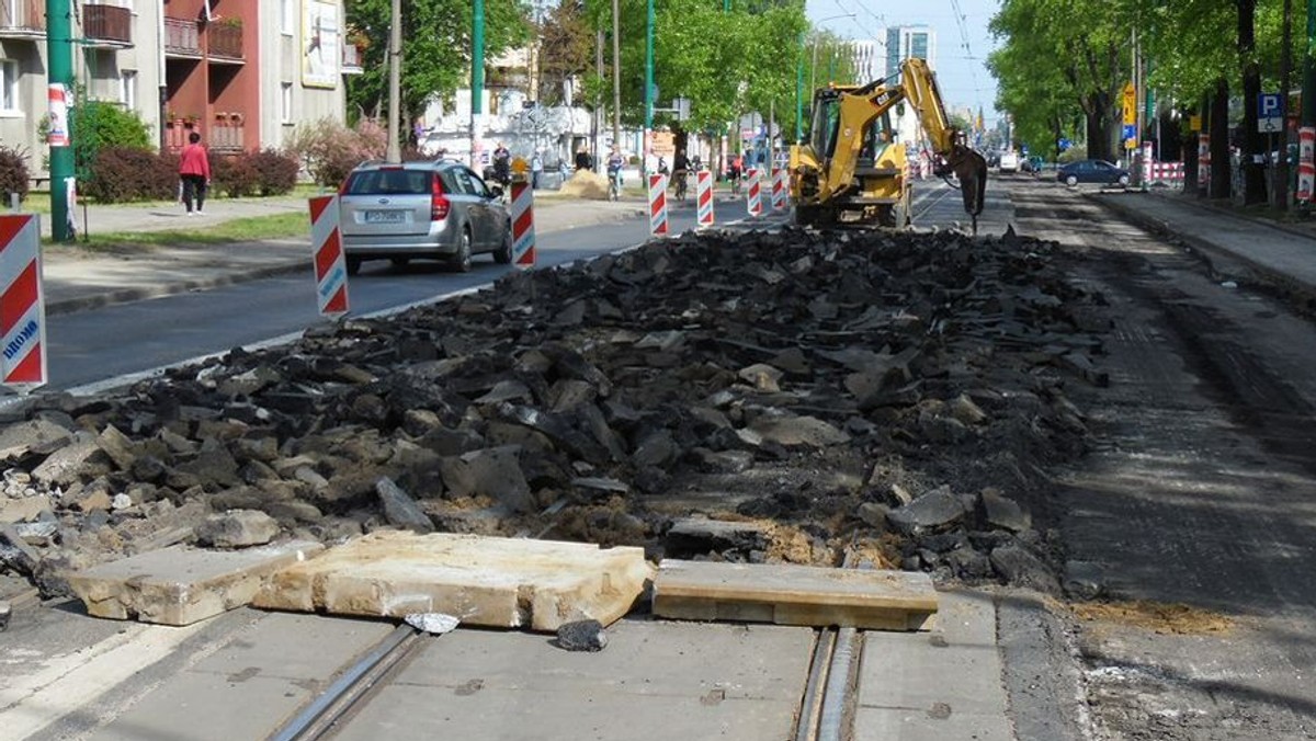 Nie w grudniu, a dopiero w kwietniu ma zakończyć się przebudowa ulicy Dąbrowskiego na poznańskich Ogrodach. Jednym z powodów opóźnienia inwestycji był rozszczelniony gazociąg i nieaktualna dokumentacja techniczna.