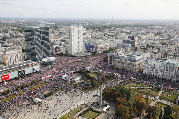 Uczestnicy zorganizowanego przez Koalicję Obywatelską "Marszu Miliona Serc"