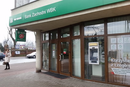 Mały oddział BZ WBK właśnie stanął na pierwszej linii frontu walki z bitcoinem