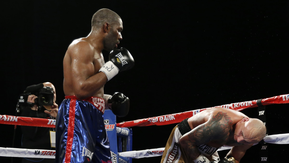 Bryant Jennings (19-0, 10 KO) pokonał niejednogłośnie na punkty Mike'a Pereza (20-1-1, 12 KO) na gali boksu w Nowym Jorku, zapewniając sobie pozycję oficjalnego pretendenta do tytułu mistrza świata WBC wagi ciężkiej. Po dwunastu zaciętych rundach jeden sędzia punktował 114-113 dla Pereza, jednak dwóch pozostałych arbitrów wskazało na zwycięstwo Jenningsa stosunkiem 115-112 i 114-113.