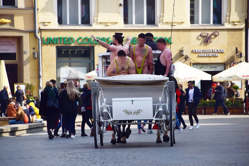 Roznegliżowani turyści z Wielkiej Brytanii w Krakowie