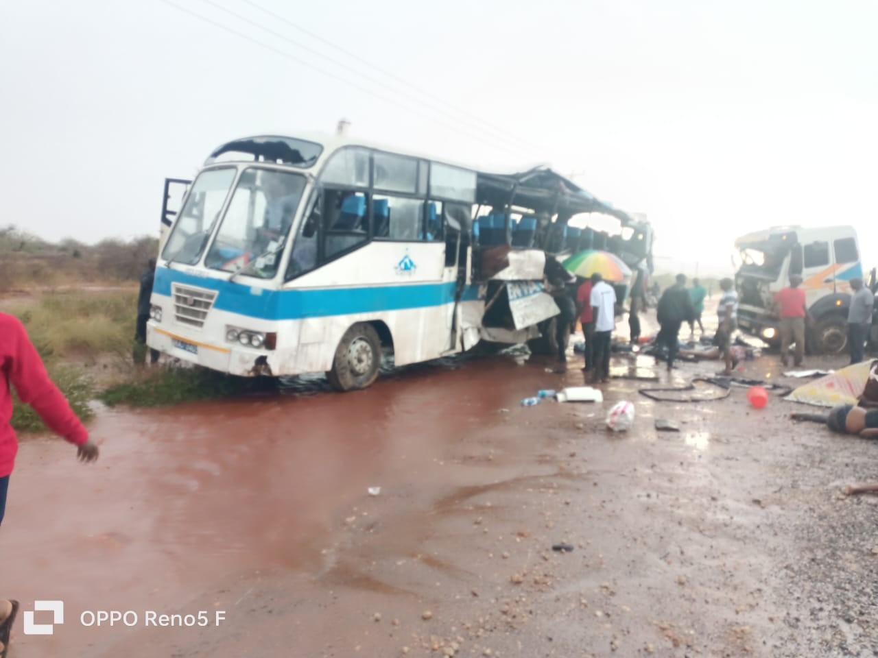 Zrážka kenského autobusu s kamiónom si vyžiadala 11 obetí.
