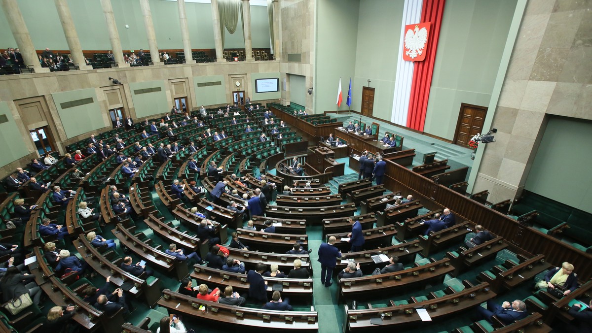 Pięciu posłów PO oświadczyło dziś, że pomylili się podczas głosowania nad uchwałą ws. uczczenia 90. rocznicy urodzin Tadeusza Mazowieckiego. Wysłali w tej sprawie pismo do marszałka Sejmu Marka Kuchcińskiego.