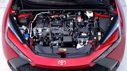 ma silnik 2.0 i spala 3,2 l na 100 km. toyota trzęsie rynkiem. cena hitem