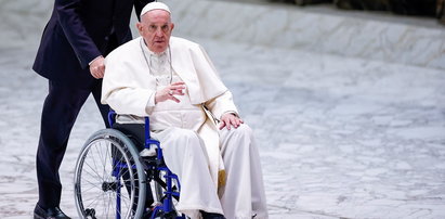 Papież Franciszek na wózku inwalidzkim. "Nie mogę chodzić"