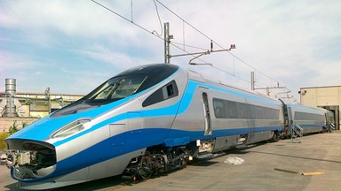 Pociąg Pendolino przyjeżdża do Polski