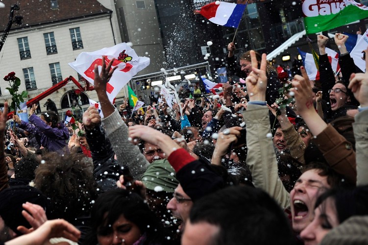 Wyborcy Francois Hollande'a triumfują po wyborach prezydenckich