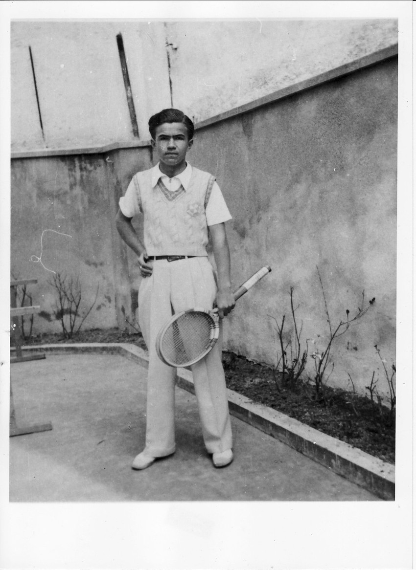 Ivo Lola Ribar u dvorištu svoje kuće u Francuskoj 32 u Beogradu