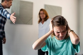 Moj muž i ćerka se neprestano svađaju i vređaju, a ja sam između dve vatre