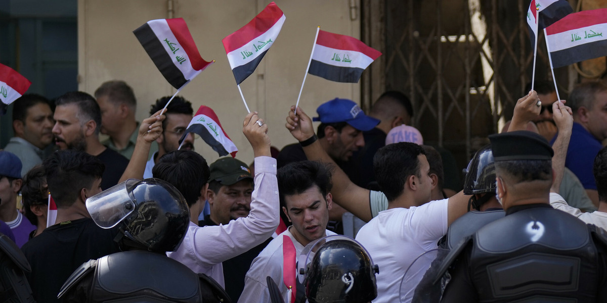 Demonstranci protestują przed Irackim Bankiem Centralnym w związku z gwałtownym spadkiem waluty w stosunku do dolara. Bagdad, Irak, czwartek, 5 października 2023 r.