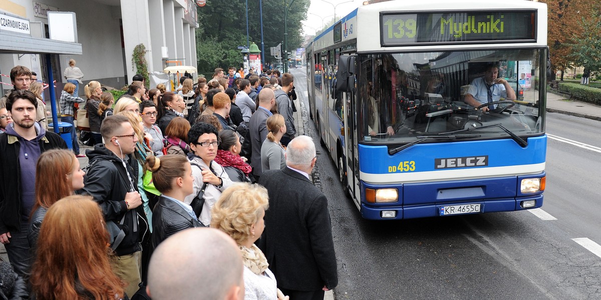 Tłumy na przystanku autobusowym